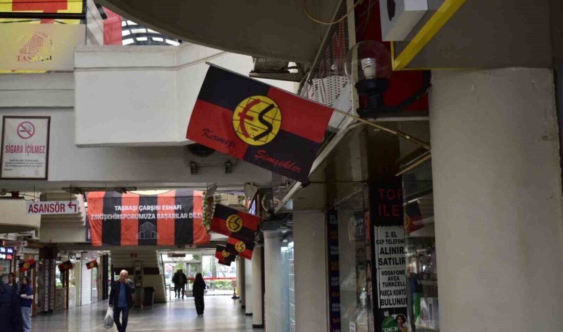 Eskişehirspor’un bugün oynayacağı kritik maç öncesi çarşı esnafı, vitrinlerini Eskişehirspor