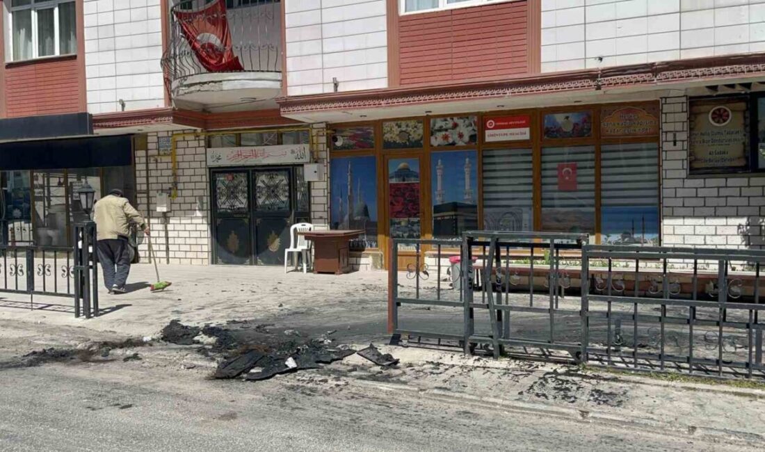 Eskişehir’de bir mescidin önünde park halinde olan otomobilin, sabah erken