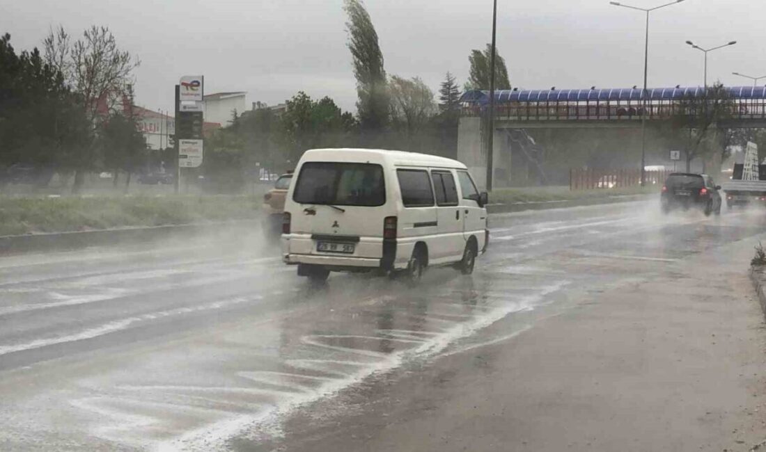 Eskişehir’de meteorolojinin de uyarısını yaptığı sağanak yağış etkili olurken, araç