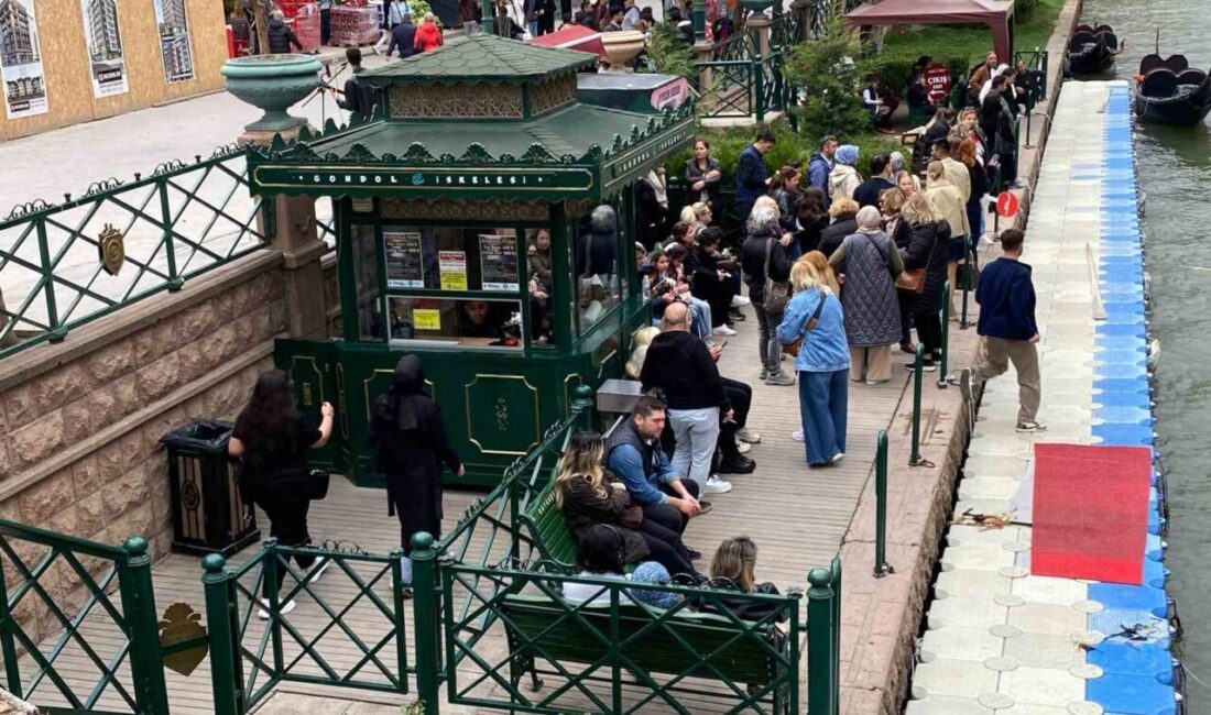 Tatili fırsat bilip Eskişehir’e gelen turistlerin ilgi odağı gondol ve