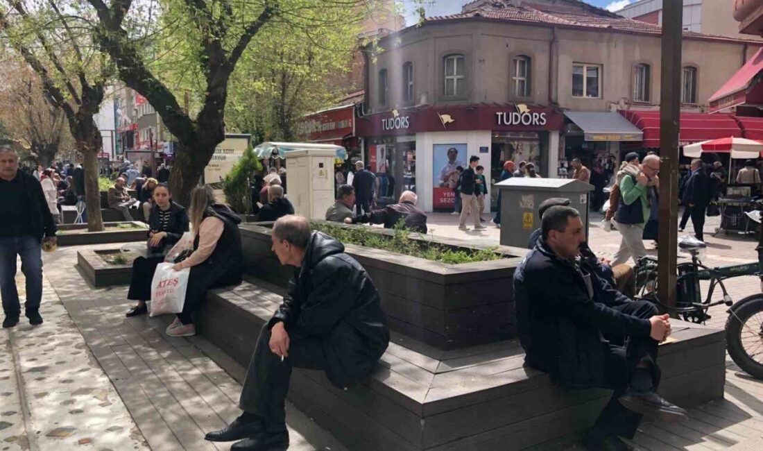 Ramazan Bayramı’nın ardından Eskişehir’de vatandaşlar güneşli havayla birlikte şehir merkezinde