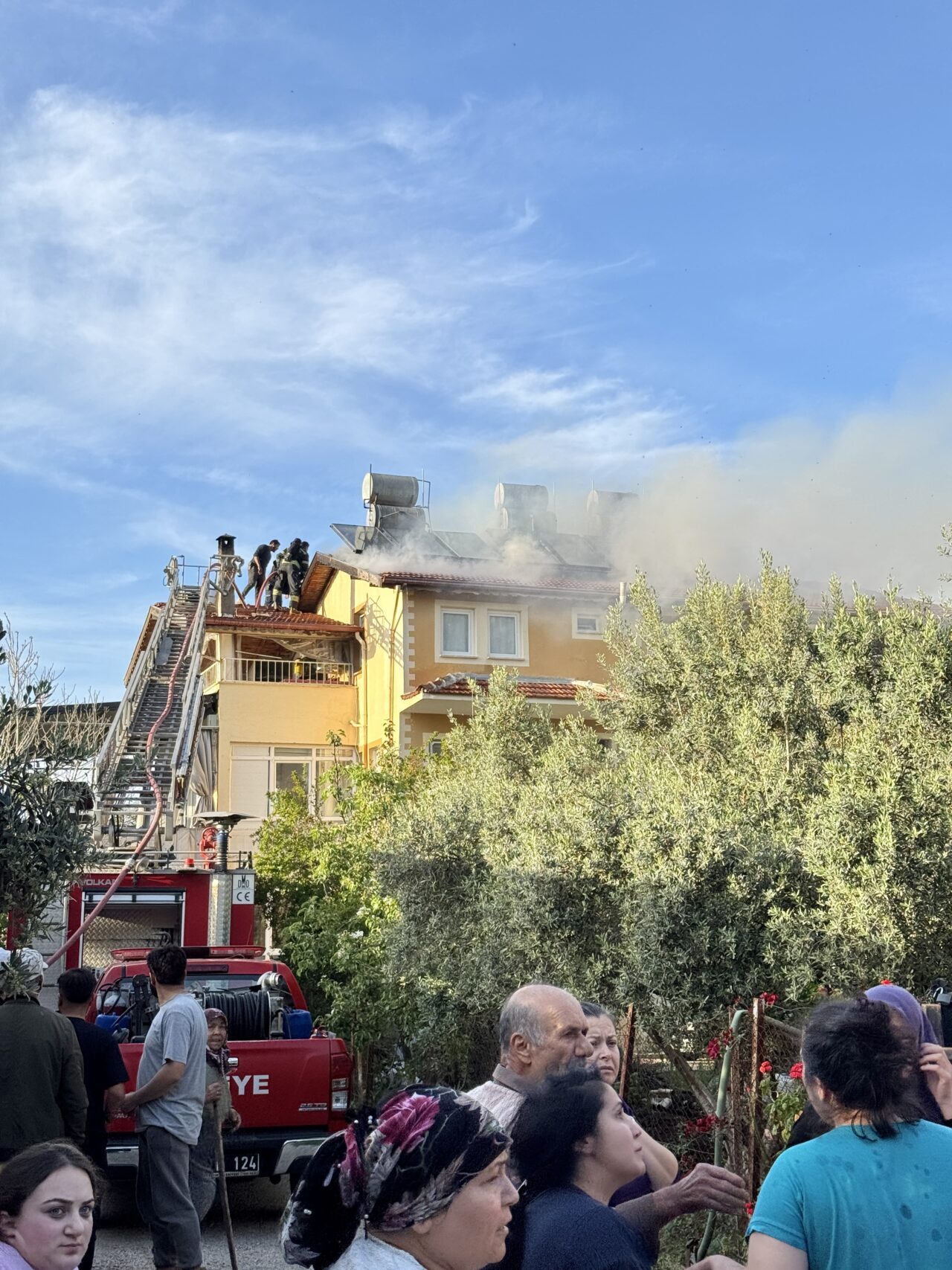 MUĞLA (AA) – Muğla'nın Fethiye ilçesinde iki katlı evin çatısında