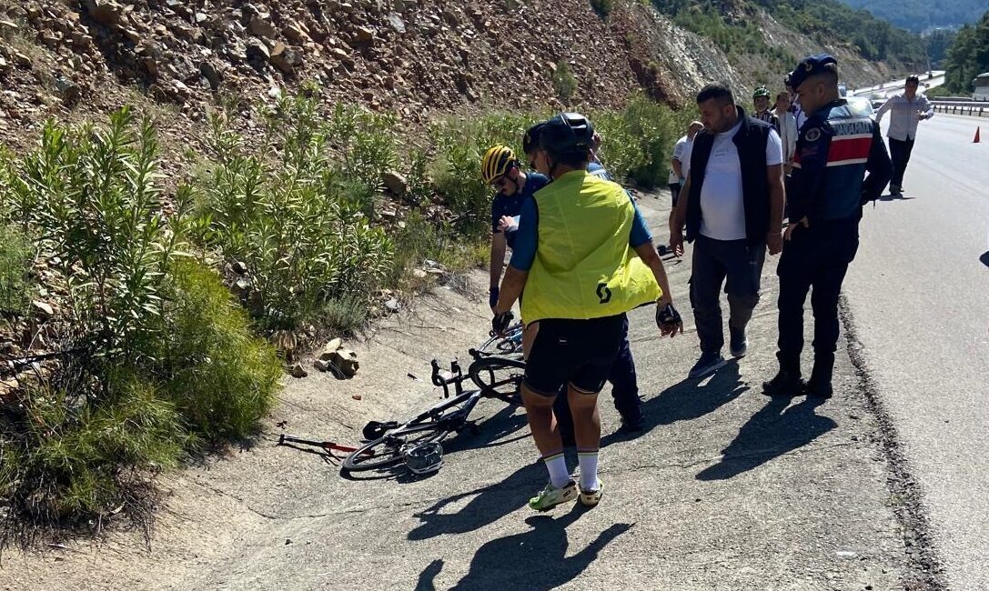 MUĞLA (AA) – Muğla'nın Fethiye ilçesinde otomobilin çarptığı 3 bisikletli