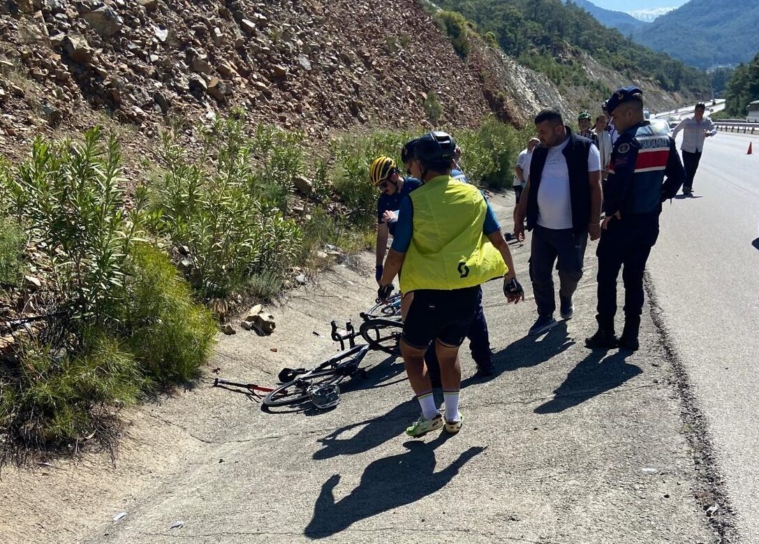 MUĞLA (AA) – Muğla'nın Fethiye ilçesinde otomobilin çarptığı 3 bisikletli