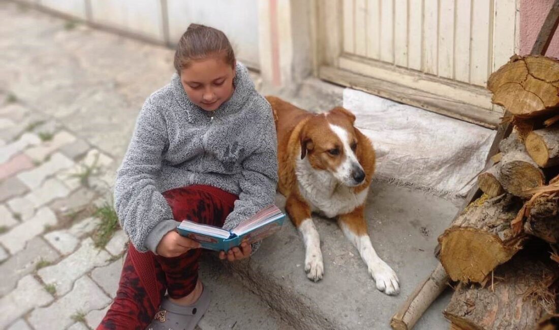 Kütahya’nın Hisarcık ilçesi Atatürk İlkokulunda öğrencilere kitap okuma alışkanlığı kazandırmak