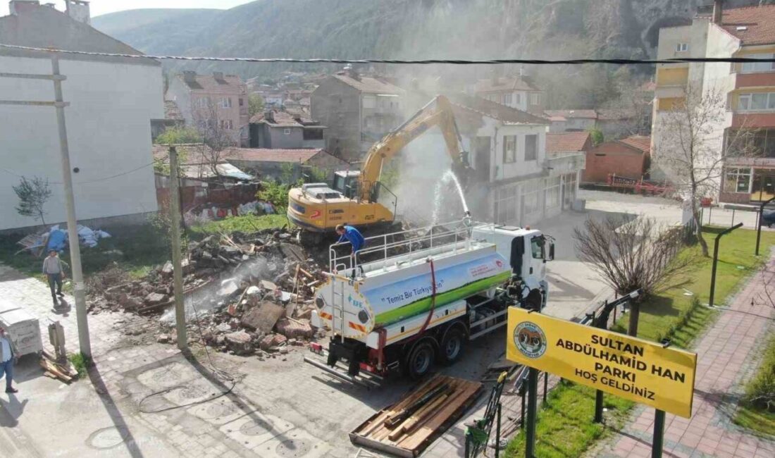 İnönü Belediyesi’nin ilçede bulunan metruk binaların yıkımı devam ediyor. İnönü