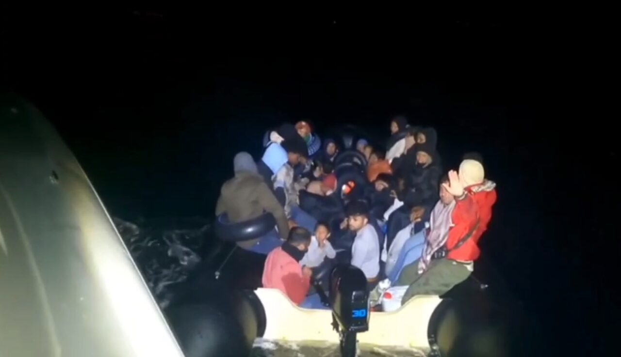 İZMİR (AA) – İzmir'in Dikili ilçesi açıklarında 31 düzensiz göçmen
