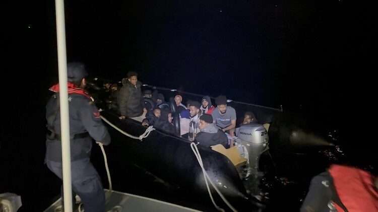 İZMİR (AA) – İzmir'in Urla ilçesi açıklarında durdurulan lastik bottaki