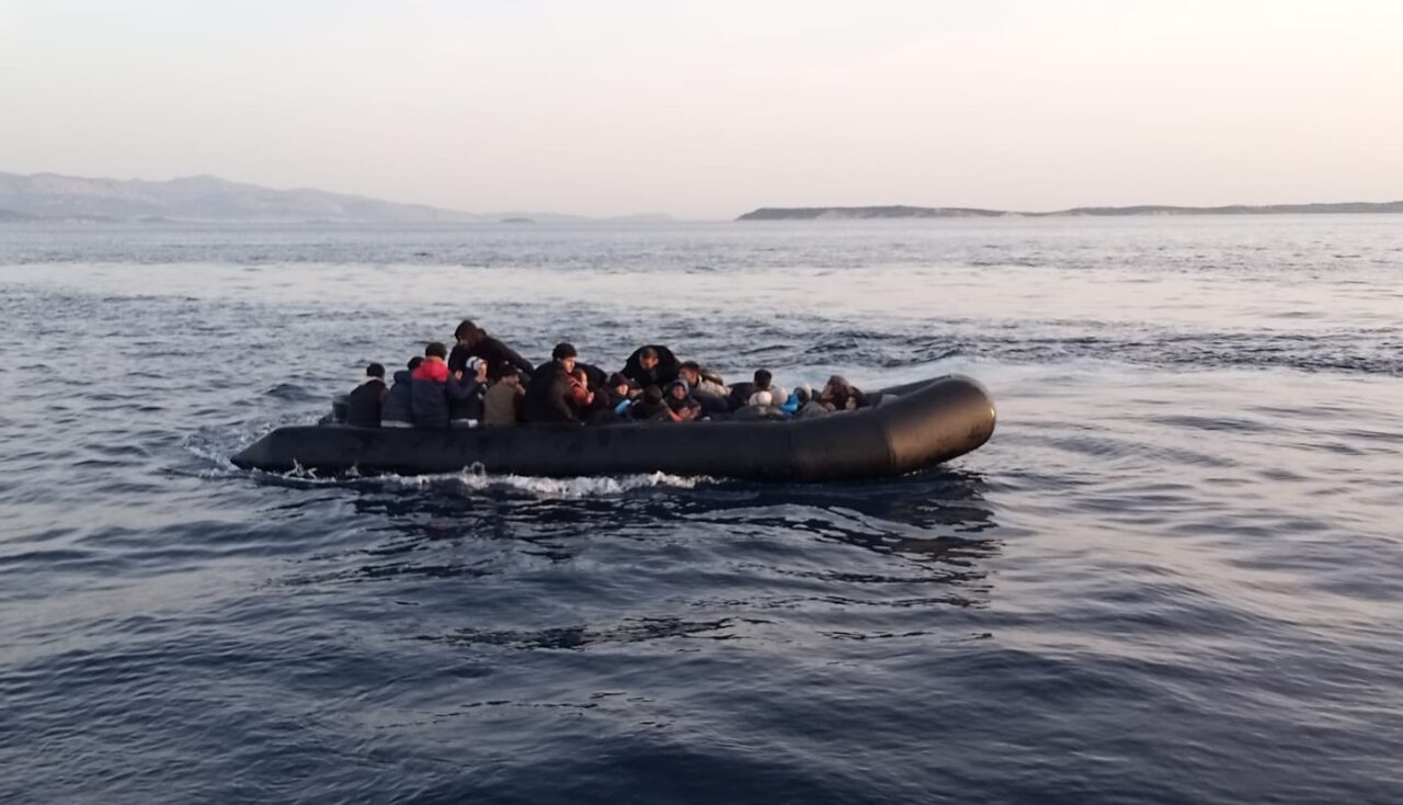 İZMİR (AA) – İzmir'in Çeşme ilçesi açıklarında 41 düzensiz göçmen