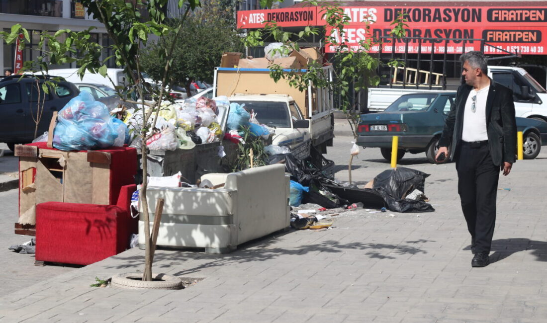 İZMİR (AA) – İzmir'in Çiğli ilçesinde belediye işçilerinin grevi nedeniyle