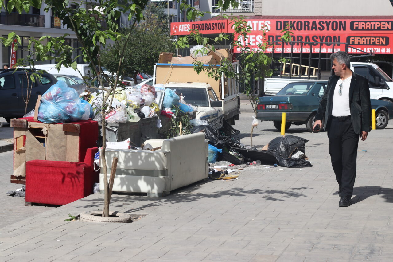 İZMİR (AA) – İzmir'in Çiğli ilçesinde belediye işçilerinin grevi nedeniyle