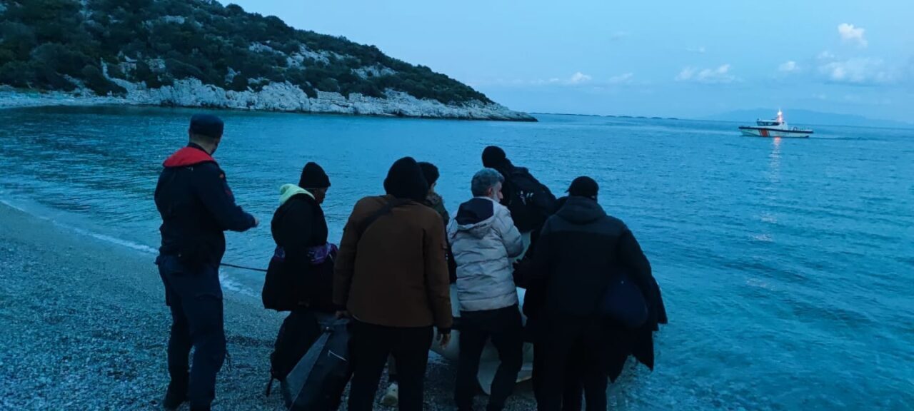 İZMİR (AA) – İzmir'in Urla ilçesinde kıyıda 13 düzensiz göçmen