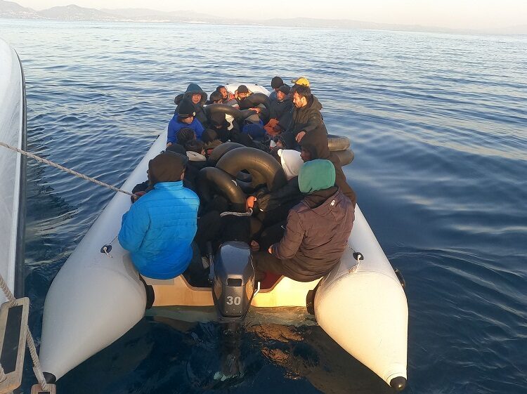 İZMİR (AA) – İzmir'in Dikili ilçesi açıklarında 29 düzensiz göçmen