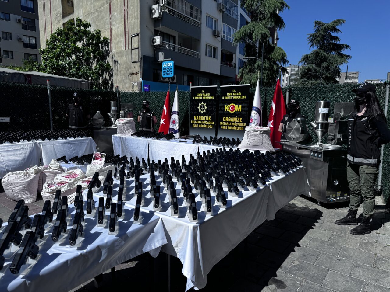 İZMİR (AA) – İzmir'de 464 silah ele geçirildi, gözaltına alınan