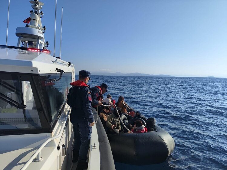 İZMİR (AA) – İzmir'de denizde ve karada 74 düzensiz göçmen