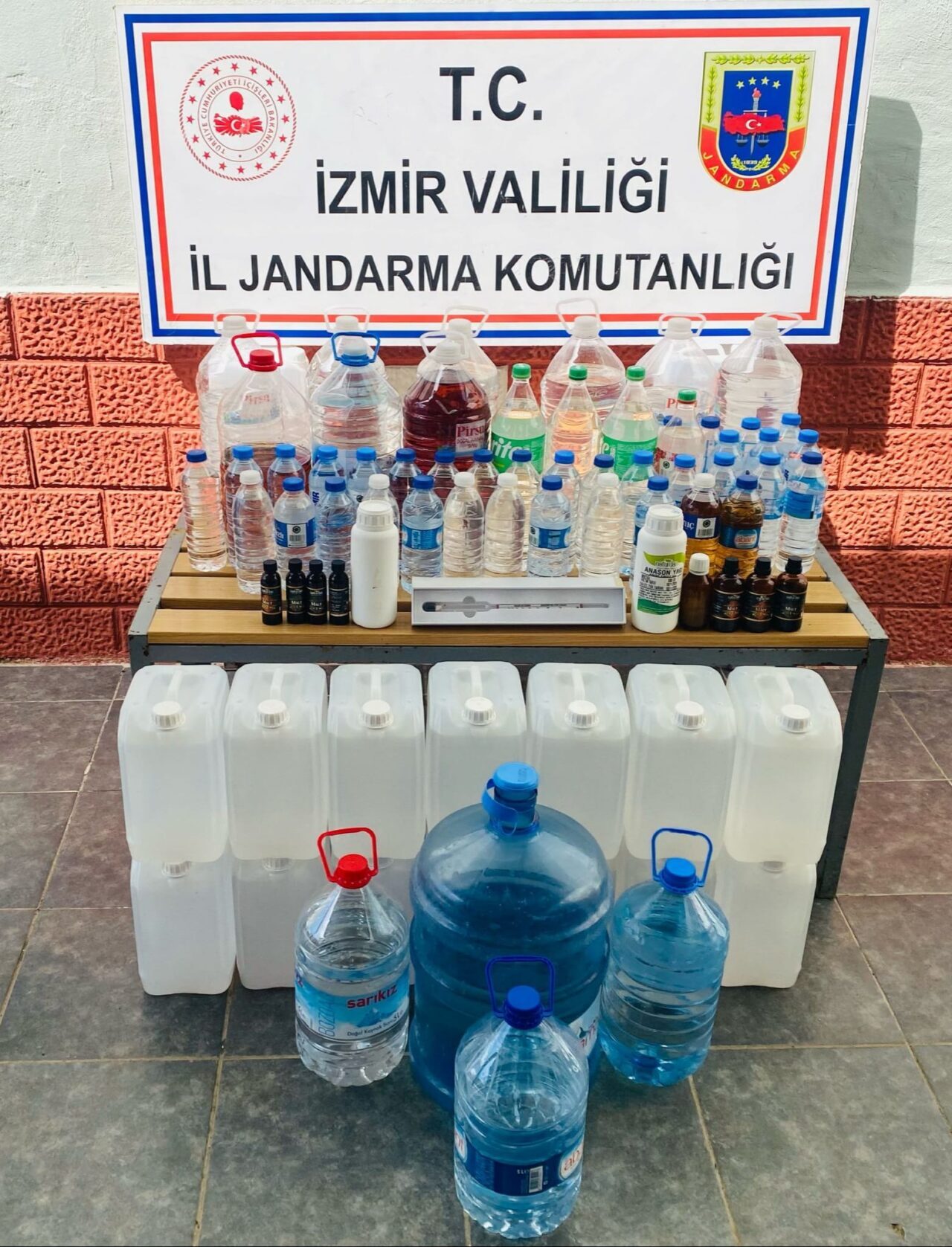 İZMİR (AA) – İzmir'de düzenlenen operasyonlarda 8 ton 223 litre