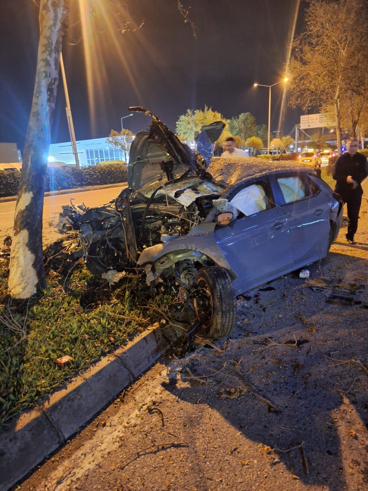 İZMİR (AA) – İzmir'in Gaziemir ilçesinde ağaca çarpan otomobilin sürücüsü