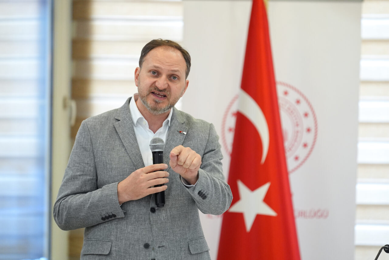 - Yeşilay Genel Başkanı Mehmet Dinç:
- "Milli Eğitim Bakanlığımızla beraber