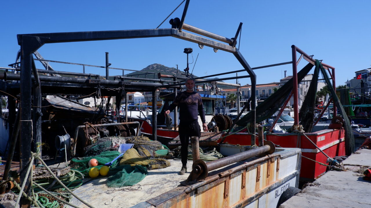 İZMİR (AA) – İzmir'in Foça ilçesinde, balıkçı barınağında çıkan yangında