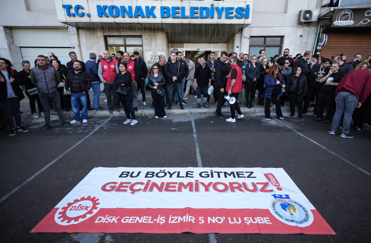 İZMİR (AA) – İzmir'de maaşlarının eksik yatırıldığını belirten Konak Belediyesi