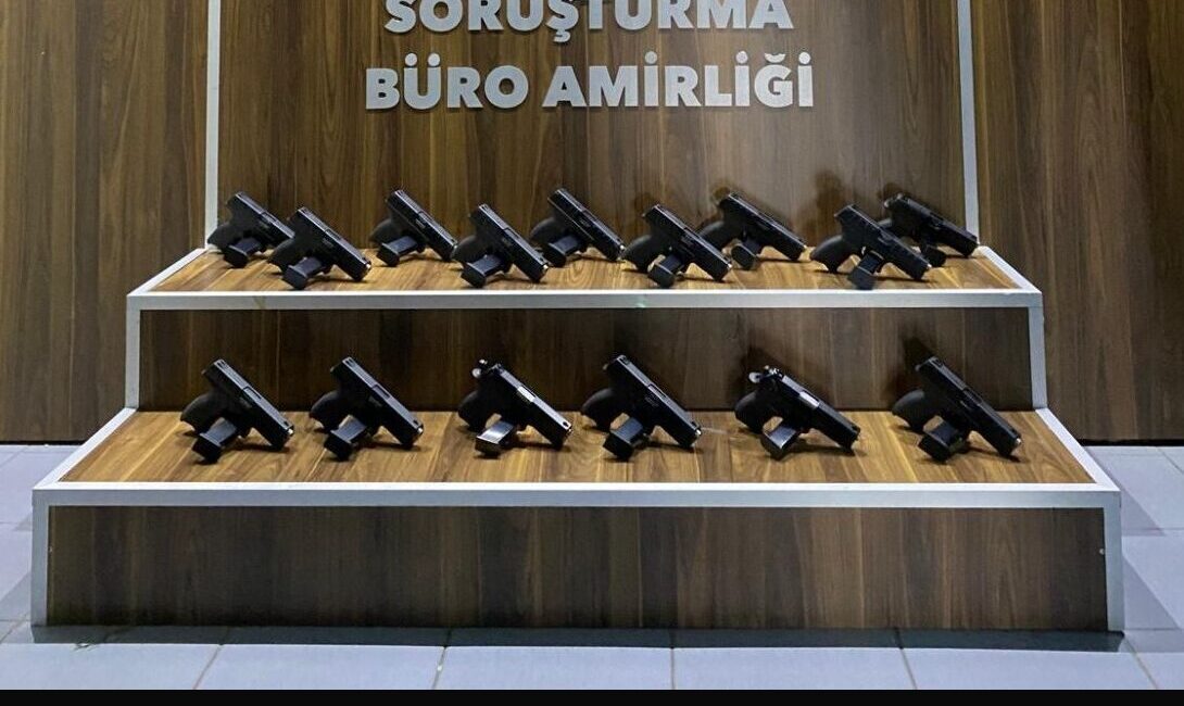 İZMİR (AA) – İzmir'in Gaziemir ilçesinde düzenlenen operasyonda 15 ruhsatsız