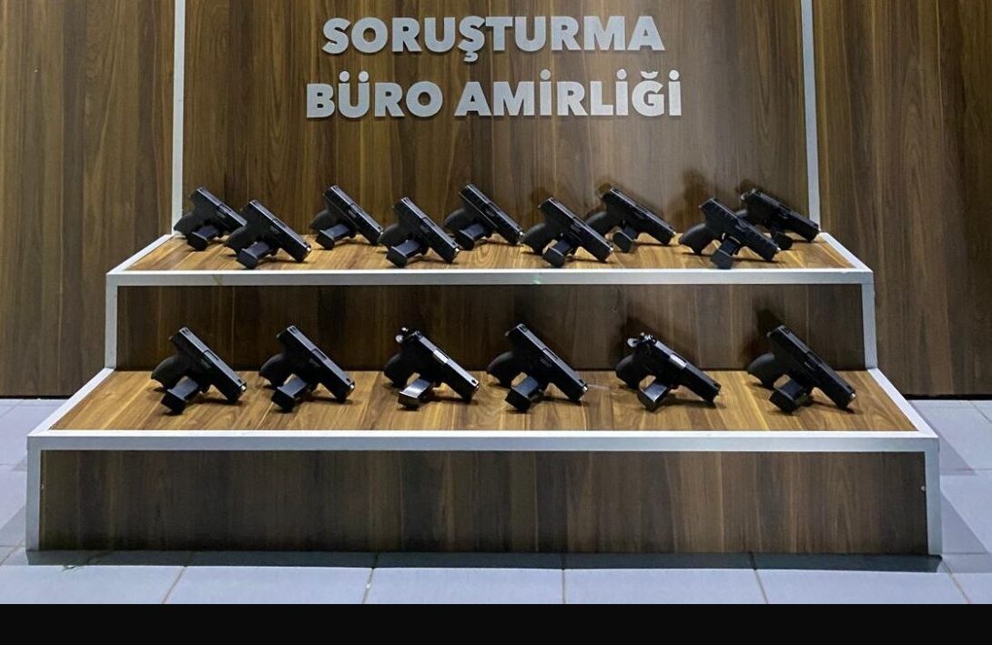 İZMİR (AA) – İzmir'in Gaziemir ilçesinde düzenlenen operasyonda 15 ruhsatsız