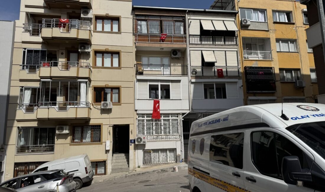 İZMİR (AA) – İzmir'in Konak ilçesinde, 5 katlı binanın çatısından