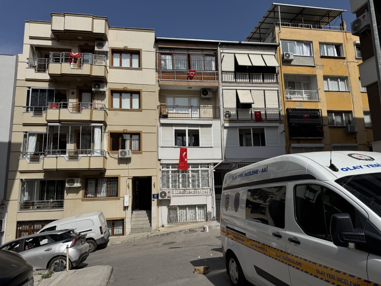 İZMİR (AA) – İzmir'in Konak ilçesinde, 5 katlı binanın çatısından