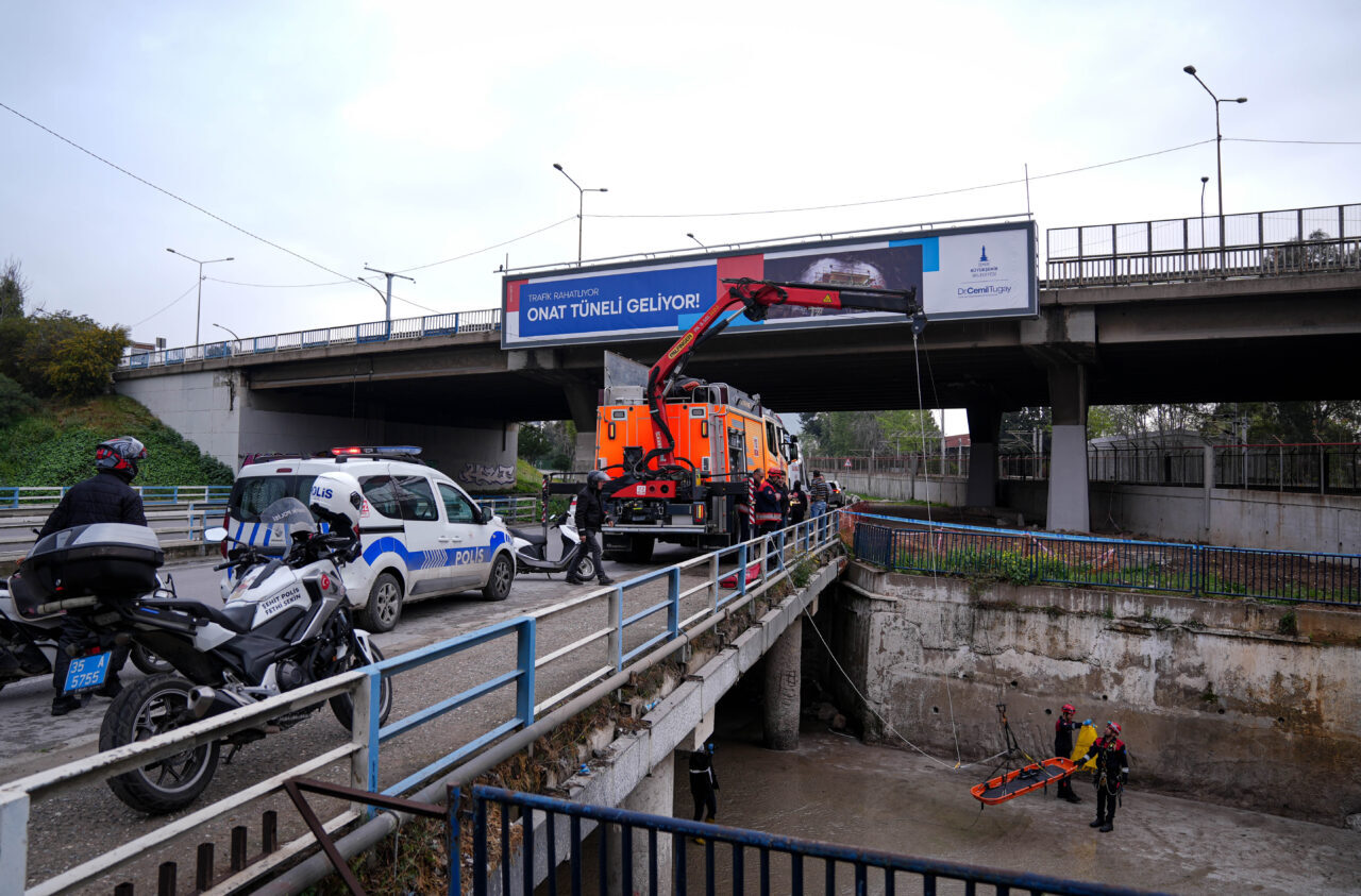 İZMİR (AA) – İzmir'in Konak ilçesindeki derede erkek cesedi bulundu.