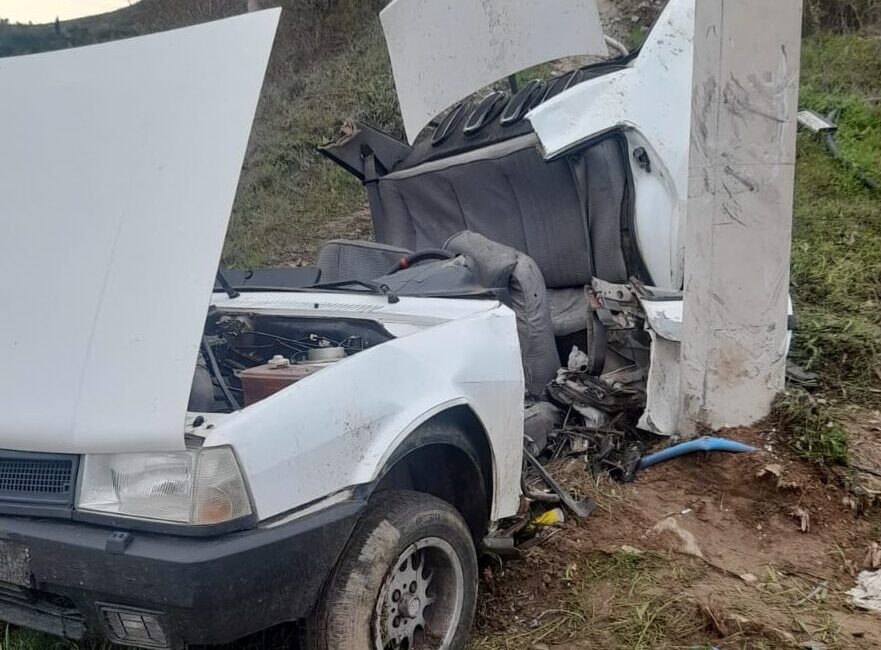 İZMİR (AA) – İzmir'in Kiraz ilçesinde otomobilin elektrik direğine çarpması