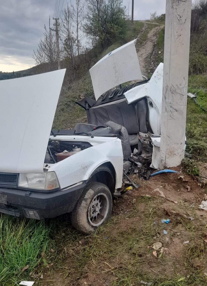 İZMİR (AA) – İzmir'in Kiraz ilçesinde otomobilin elektrik direğine çarpması