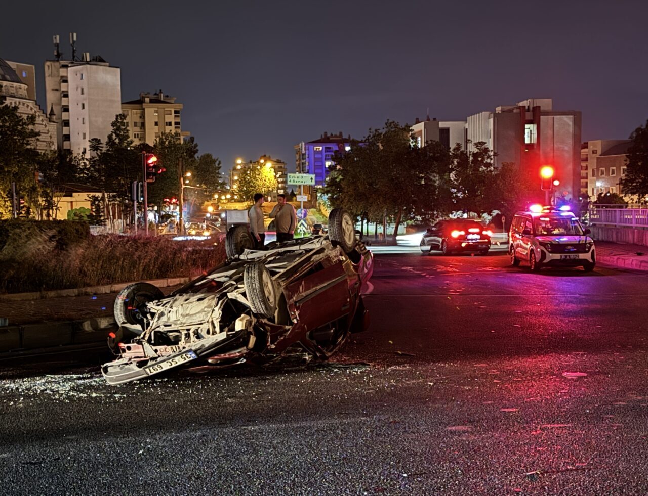 İZMİR (AA) – İzmir'in Bornova ilçesinde iki otomobilin çarpıştığı kazada