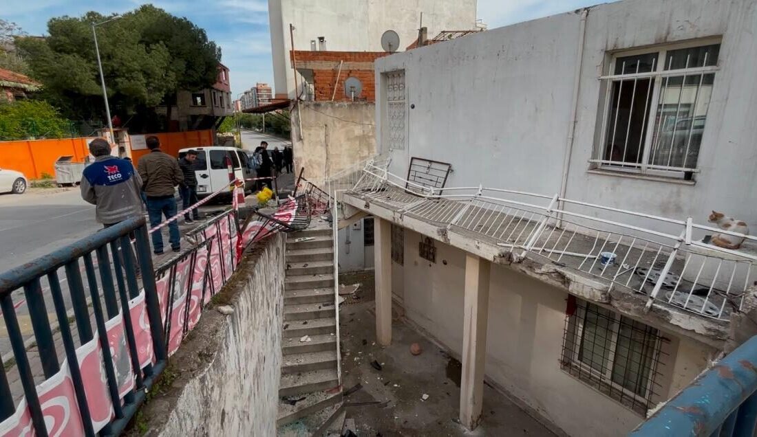 İZMİR (AA) – İzmir'in Karşıyaka ilçesinde, kontrolden çıkan otomobilin bir
