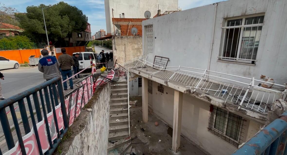İZMİR (AA) – İzmir'in Karşıyaka ilçesinde, kontrolden çıkan otomobilin bir