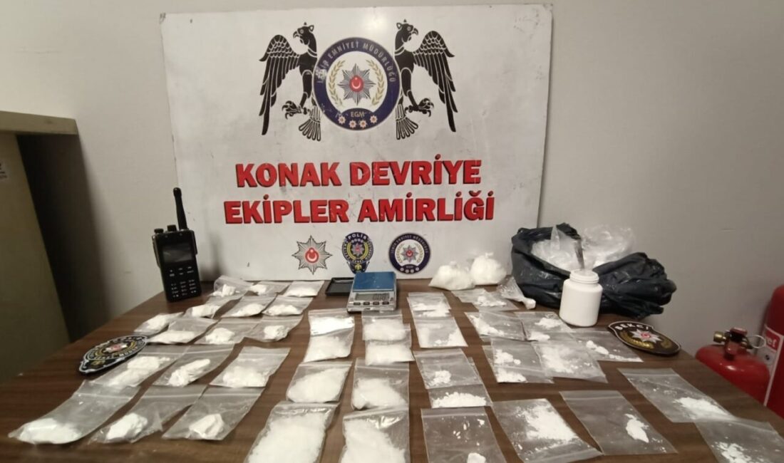 İZMİR (AA) – İzmir'in Konak ilçesinde kovalamaca sonucu uyuşturucuyla yakalanan