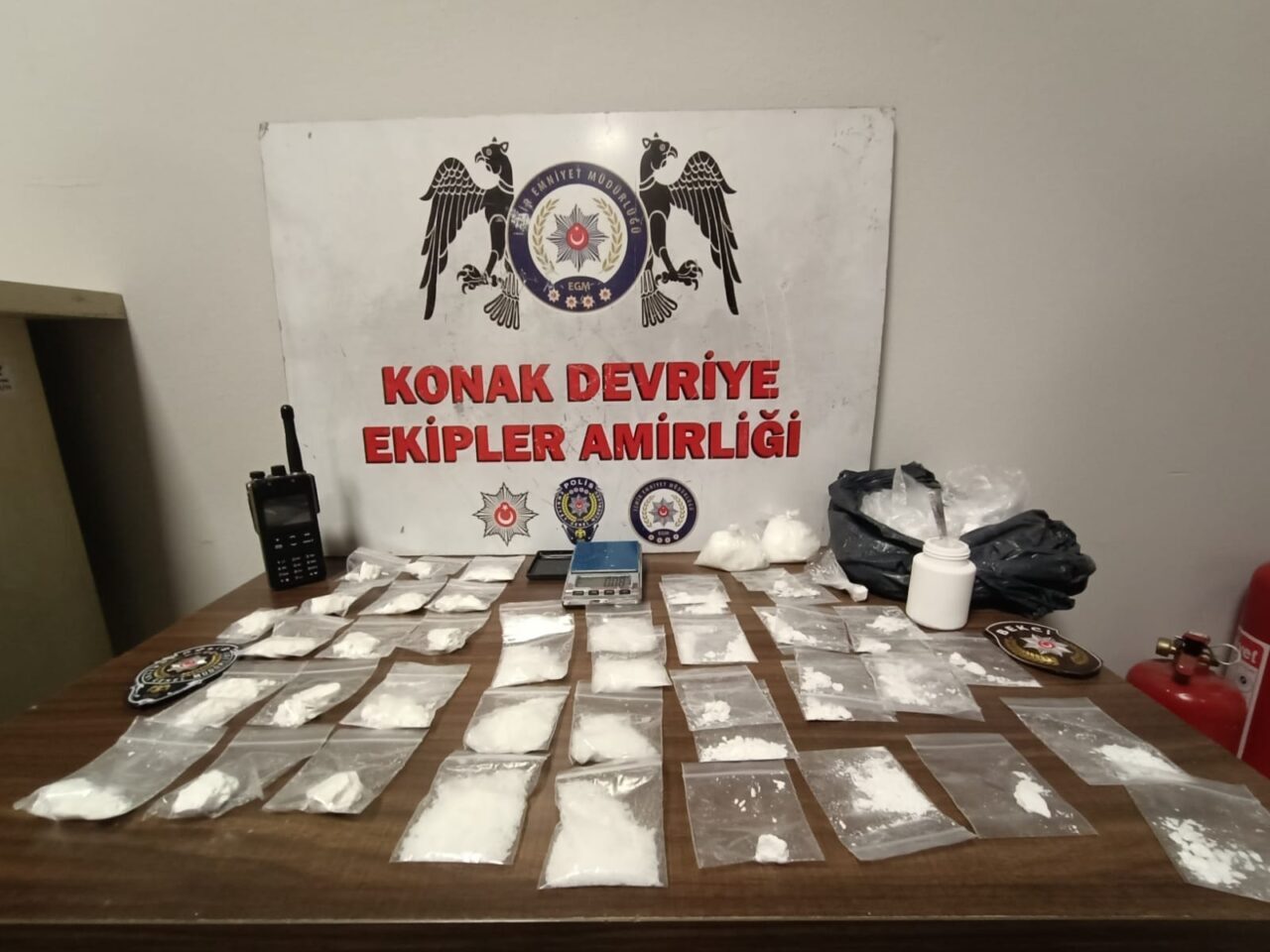 İZMİR (AA) – İzmir'in Konak ilçesinde kovalamaca sonucu uyuşturucuyla yakalanan