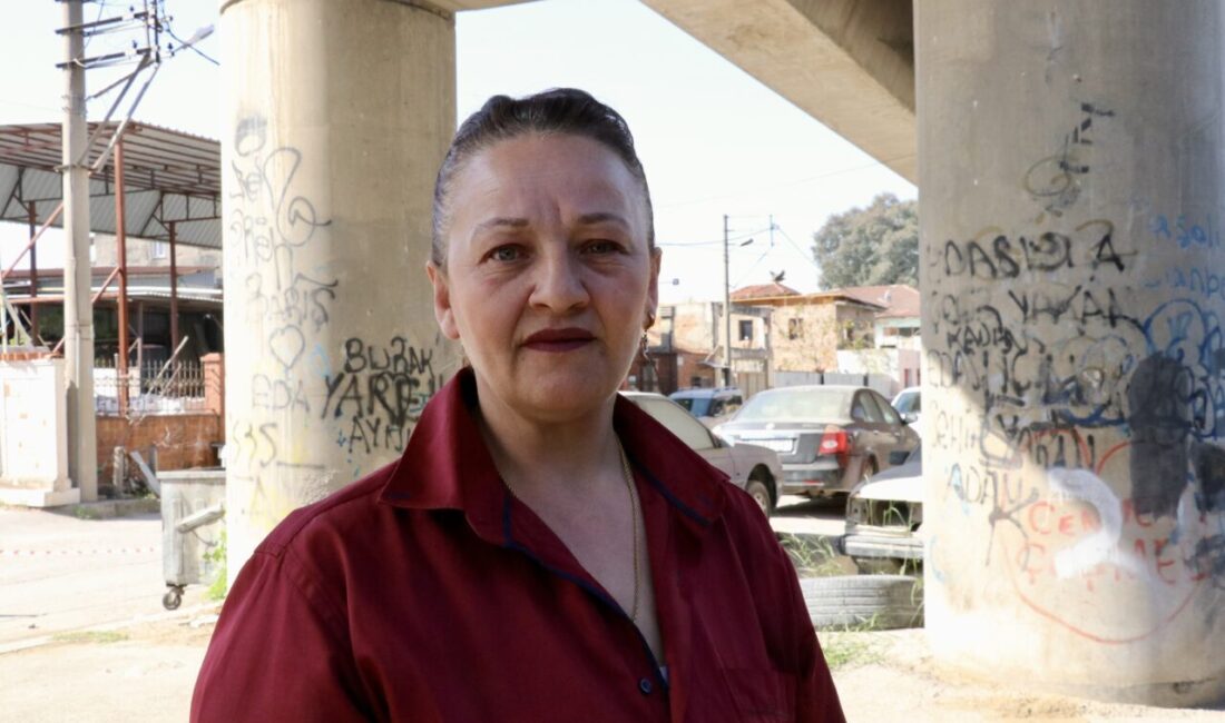 İZMİR (AA) – İzmir'de, metro hattındaki üst geçitten dökülen beton