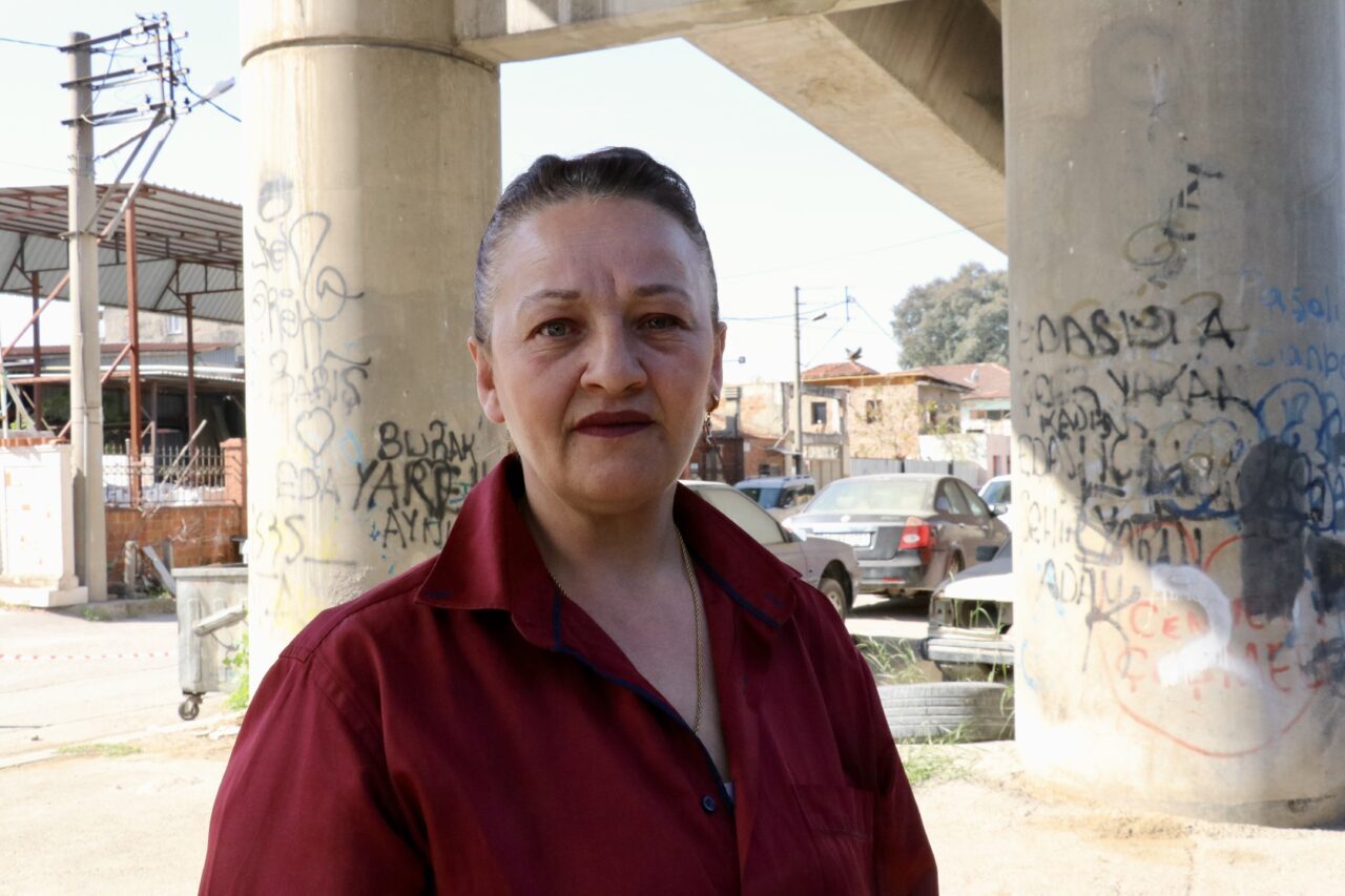 İZMİR (AA) – İzmir'de, metro hattındaki üst geçitten dökülen beton