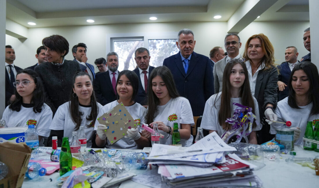 İZMİR (AA) – İzmir'de, öğrencilerin topladıkları atıkları okullardaki atık getirme