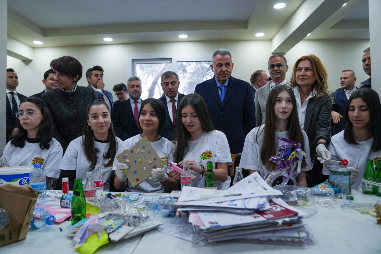 İZMİR (AA) – İzmir'de, öğrencilerin topladıkları atıkları okullardaki atık getirme
