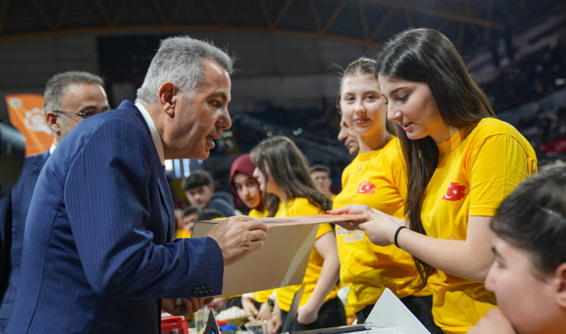 İZMİR (AA) – İzmir'de robotik kodlama eğitimi alan öğrenciler tasarladıkları