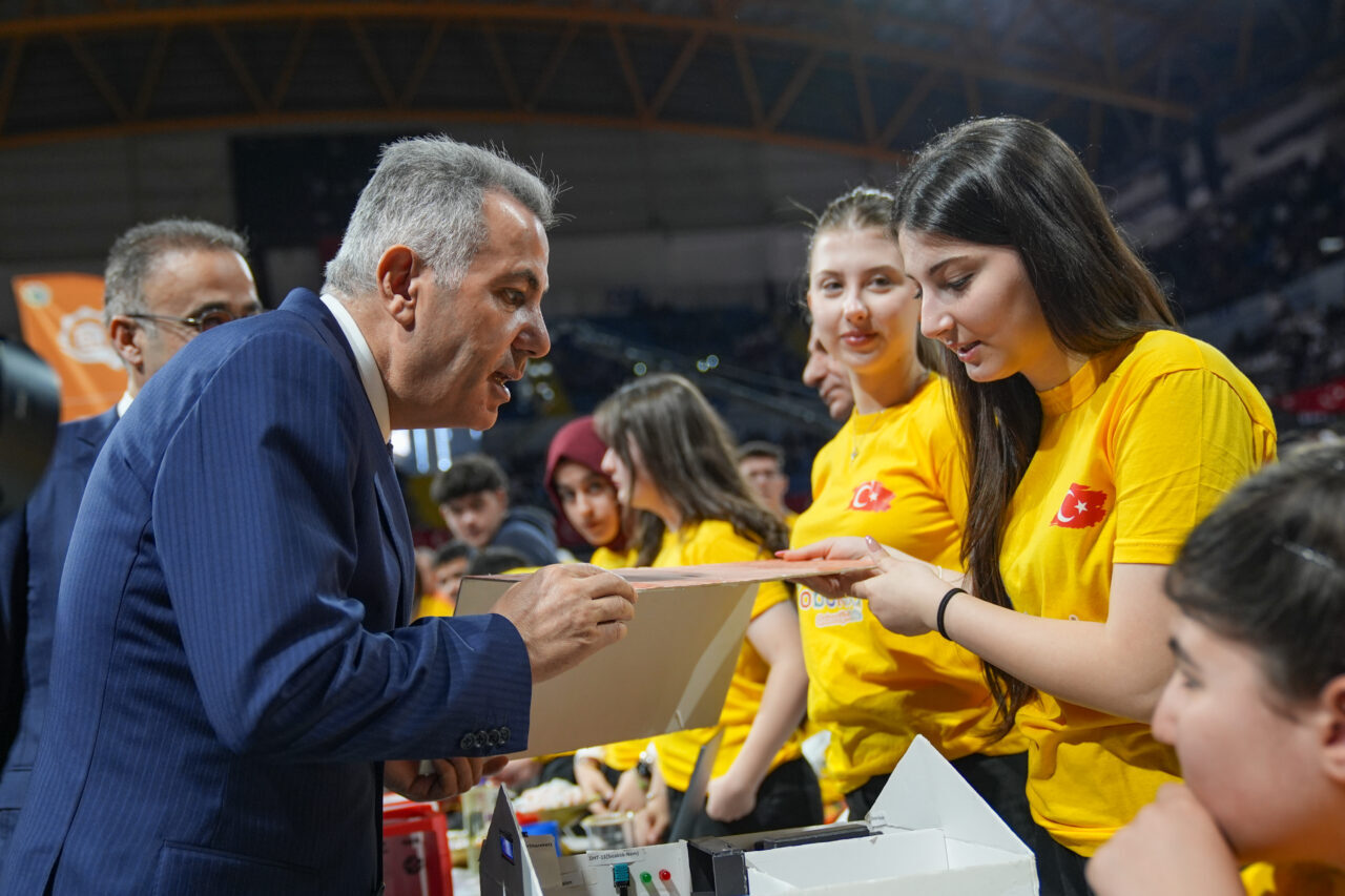 İZMİR (AA) – İzmir'de robotik kodlama eğitimi alan öğrenciler tasarladıkları