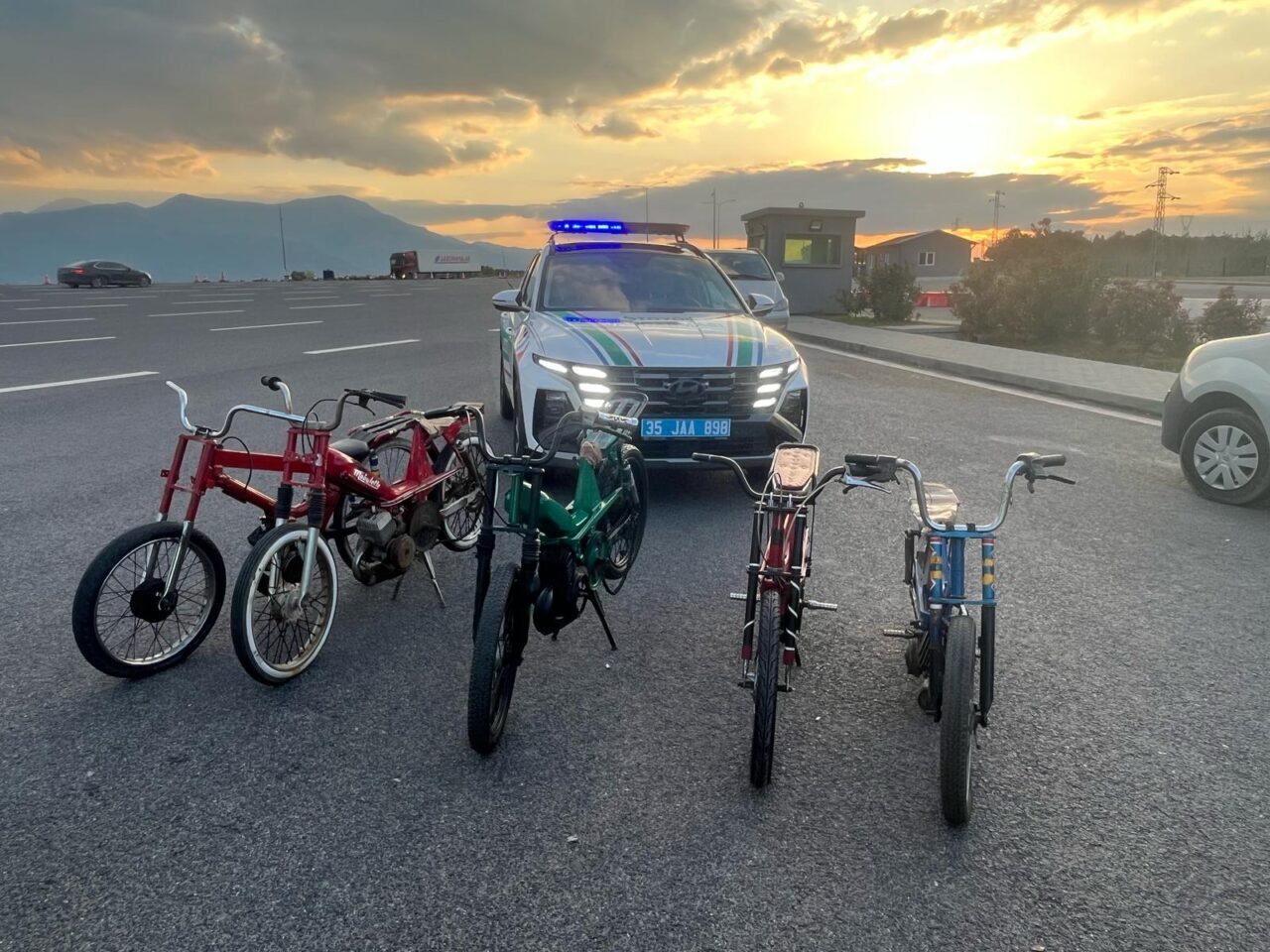 İZMİR (AA) – İzmir'in Kemalpaşa ilçesindeki otoyolda yarışan 5 motosiklet