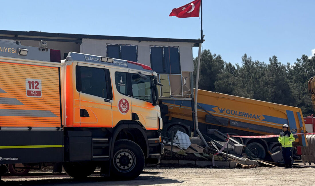 İZMİR (AA) – İzmir'in Buca ilçesinde kamyonun prefabrik binaya çarpması