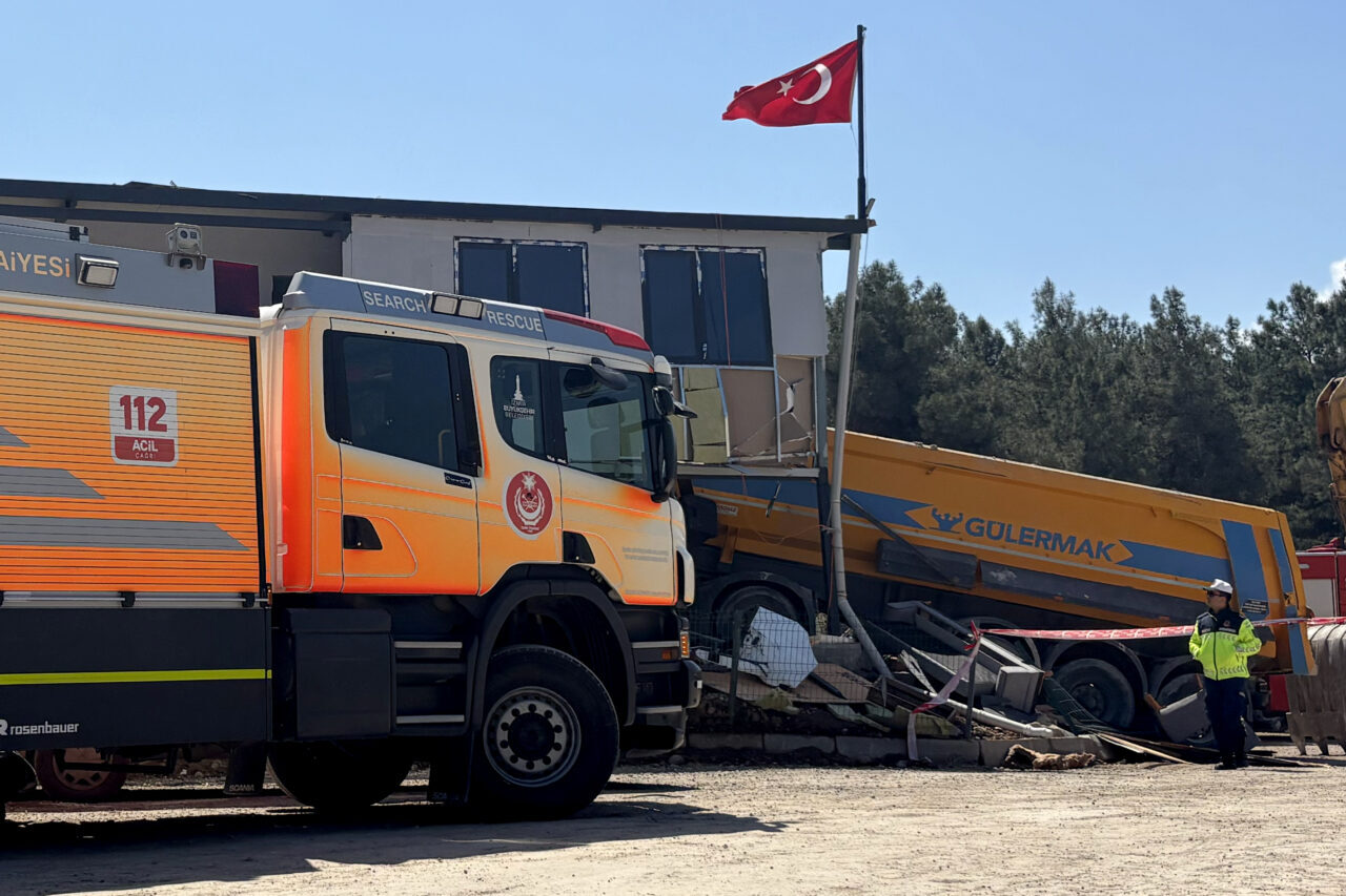 İZMİR (AA) – İzmir'in Buca ilçesinde kamyonun prefabrik binaya çarpması