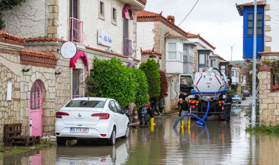 İZMİR (AA) – İzmir'de gök gürültülü sağanak yaşamı olumsuz etkiledi.