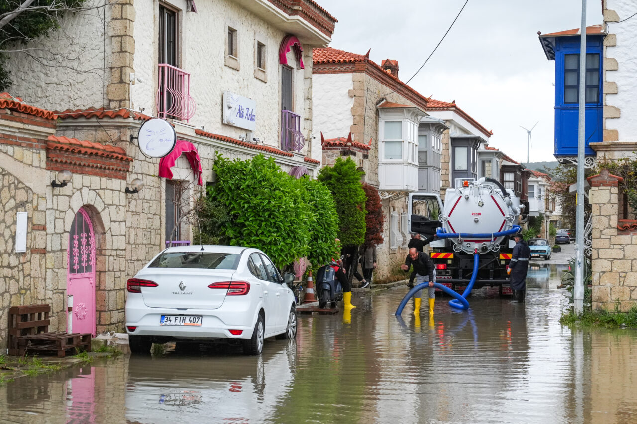 İZMİR (AA) – İzmir'de gök gürültülü sağanak yaşamı olumsuz etkiledi.
