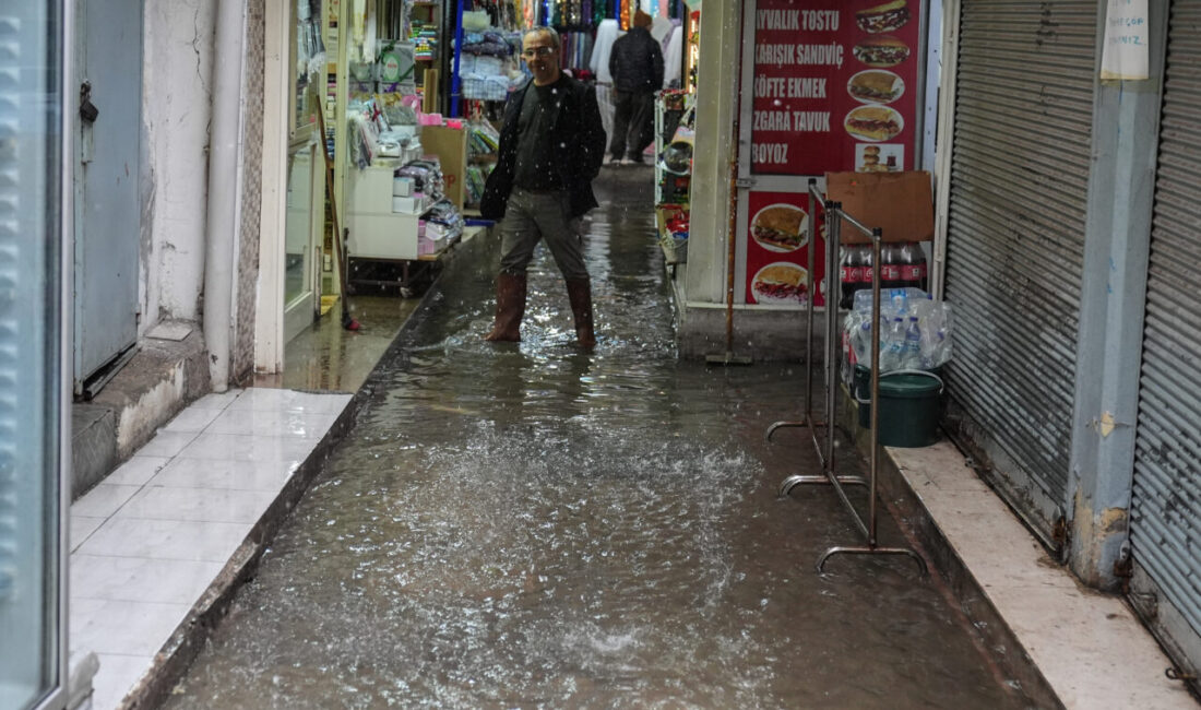 İZMİR (AA) – İzmir'de sağanak hayatı olumsuz etkiledi. Kentte gece