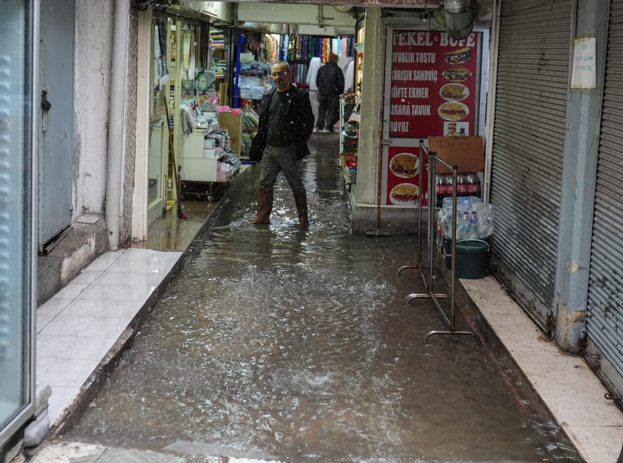 İZMİR (AA) – İzmir'de sağanak hayatı olumsuz etkiledi. Kentte gece