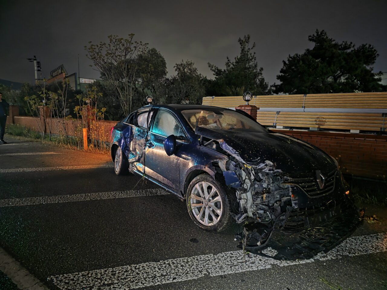 İZMİR (AA) – İzmir'in Kemalpaşa ilçesinde şarampole devrilen otomobilin sürücüsü
